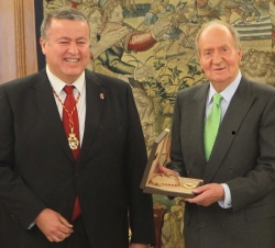 Su Majestad el Rey recibe de manos del alcalde de La Unión la Medalla de Oro del 50 aniversario de la celebración del Festival Internacional del Cante